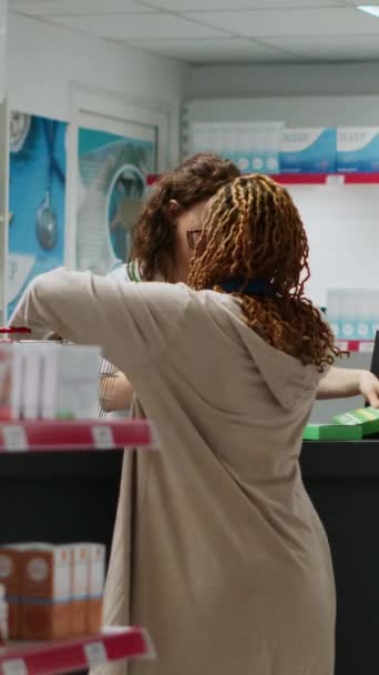 Dikey Video Kadın Eczacı Müşterilerine Ilaç Ilaç Veriyor Ilaç Ürünlerini — Stok video
