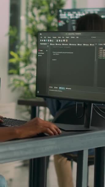Vertikální Video Africký Americký Kodér Vyvíjející Aplikační Rozhraní Html Kódem — Stock video