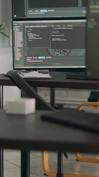 Vertikal Video Töm Skrivbord Med Flera Skärmar Som Visar Serverkod — Stockvideo