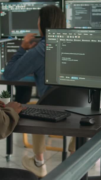 Video Verticale Sviluppatore Software App Che Digita Codice Dell App — Video Stock