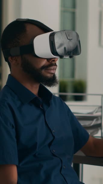 Vertikální Video Databázový Administrátor Pracující Brýlemi Virtuální Reality Pro Vývoj — Stock video