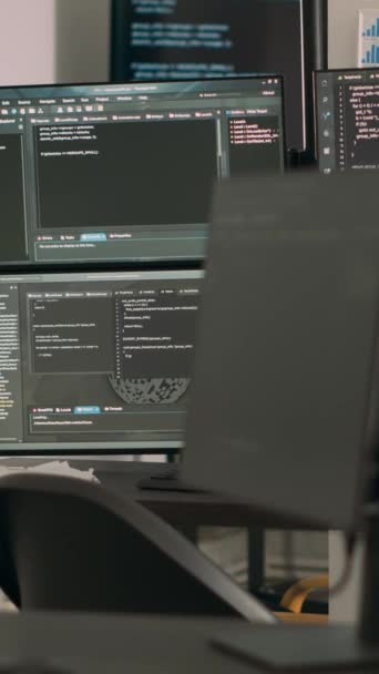 Vídeo Vertical Pantallas Ordenador Escritorio Ejecutando Algoritmos Datos Código Programación — Vídeos de Stock