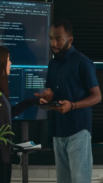 Vídeo Vertical Programadores Software Hablando Algoritmos Pantalla Grande Tableta Analizando — Vídeos de Stock