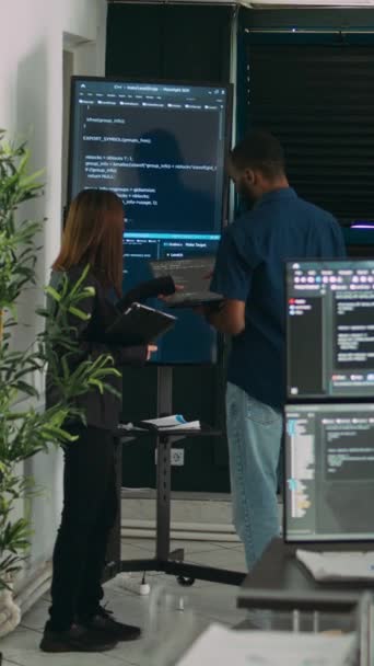 Vídeo Vertical Equipo Diverso Desarrolladores Sistemas Que Analizan Código Pantalla — Vídeo de stock