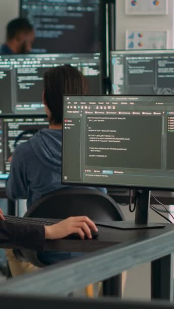 垂直ビデオ アジアのシステムエンジニアは ターミナル ウィンドウを使用して クラウド コンピューティング アプリケーションをプログラムするためのHtmlスクリプトとコードを見つけようとします 人工知能ビッグデータプログラミング言語での作業 — ストック動画