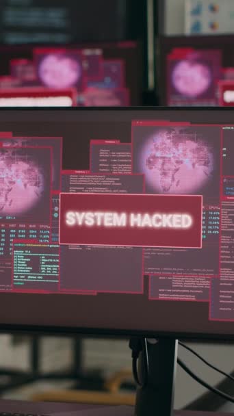 Vídeo Vertical Oficina Codificación Vacía Con Monitores Que Muestran Alerta — Vídeo de stock