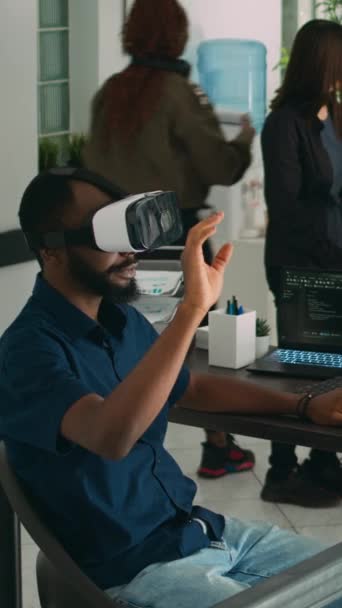 垂直ビデオ 仮想現実メガネを使用している男性アプリ開発者は 新しいサーバーインターフェイスをコードし ターミナルウィンドウ上のクラウド情報を分析します コーダープログラミング インターネットソフトウェアのためのデータベース — ストック動画