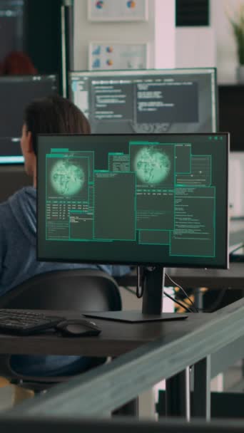 垂直ビデオ サーバーがハッキングされ システムがクラッシュしたさまざまなコーダーチームが 複数のモニターで画面に点滅する重大なエラーメッセージを実行しています ハッキング警告 サイバー犯罪を表示する — ストック動画