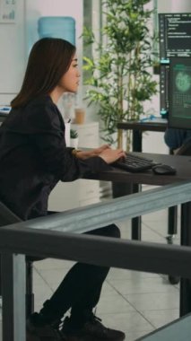 Dikey video: Yazılım geliştiricileri çevrimiçi sistemle uğraşıyorlar, bilgisayardaki kritik hataya bakıyorlar. Veritabanını kaydeden kodlayıcılar ve ağ üzerinde programlama bilgileri, o geliştirme ajansı.