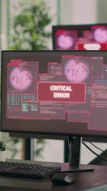 Dikey video: Ofis masasını ağ uygulamasında güvenlik ihlali gösteren birden fazla bilgisayarla boşalt. Ekranda sistem çökme uyarısı ile birlikte kritik hata iletisini gösteren monitörler.