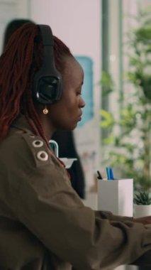 Dikey video: Afrikalı Amerikalı yazılım mühendisi bilgisayardaki dili programlamaya, html betiği yazmaya odaklandı. Terminal penceresinde algoritmaları olan bir veritabanı programcısı kod yazıyor.