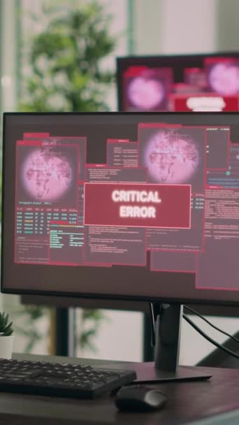Vídeo Vertical Esvazie Mesa Escritório Com Vários Computadores Mostrando Aviso — Vídeo de Stock