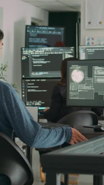 垂直ビデオ アジアのプログラマーは コードを書くことに焦点を当て 予期しないコンパイルエラーが発生し ソフトウェア開発オフィスでハッキングされます システム障害がありハッカーを扱うコーダー — ストック動画