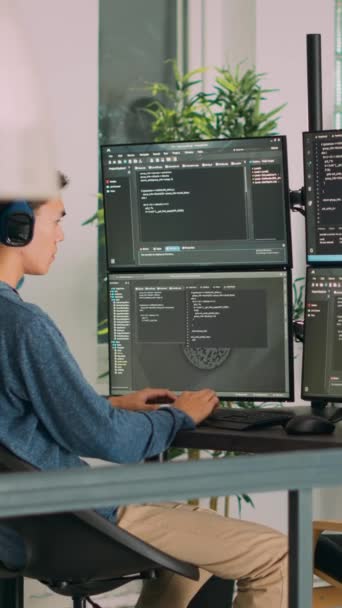 Vertikales Video Verschiedene Programmierer Arbeiten Der Erstellung Von Algorithmen Für — Stockvideo