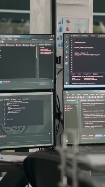 Vídeo Vertical Monitores Que Muestran Código Análisis Escritorio Vacío Oficina — Vídeo de stock