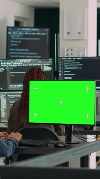 Pionowe Wideo Zespół Programistów Pracujących Nad Kodem Źródłowym Zielonym Monitorem — Wideo stockowe