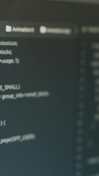垂直ビデオ プログラムコードとコンピュータ画面上のオンラインクラウドデータベースは コーディングやプログラミングとアプリを開発するためのHtmlスクリプトとデータテキストとの時間軸ウィンドウを表示します Itシステム言語 閉じる — ストック動画
