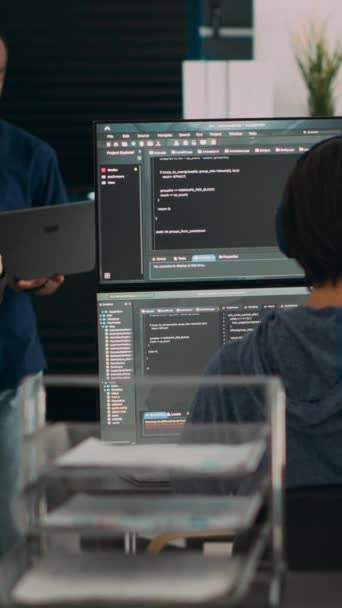 Vertikal Video Olika Team Data Programmerare Analysera Kod Programmering Bärbar — Stockvideo