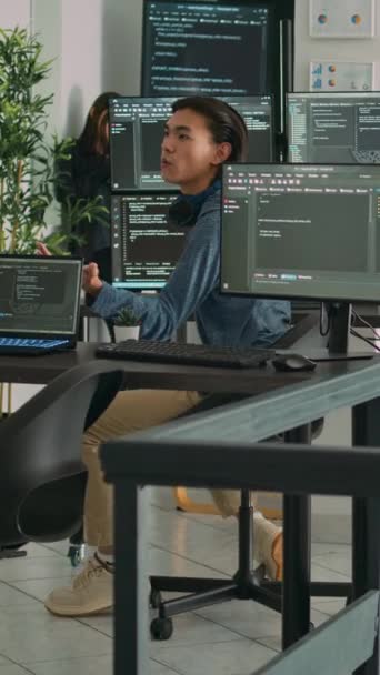 Verticale Video Database Beheerders Werken Samen Aan Groepsproject Compileren Algoritme — Stockvideo
