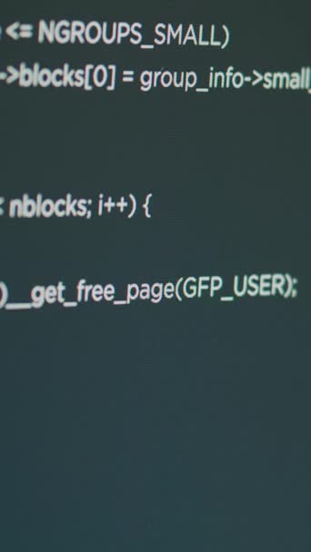 Vidéo Verticale Ordinateur Ingénieur Système Montrant Code Source Les Mégadonnées — Video