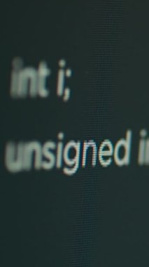 Dikey video: Bilgisayar monitöründe yazılmıştı programlama dili geliştirmek için, kaynak kod yazmak için. Uçbirim penceresinde büyük veri fonksiyonlarının html betiği kodlanıyor. Kapat..