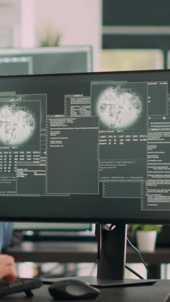 Vertikal Video Asiatisk Programmerare Med Systemkrasch Hacka Problem Med Säkerhetsbrott — Stockvideo