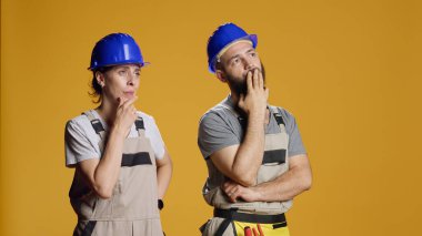 Müteahhitlerden oluşan bir ekip yıkımı planlamak, endüstriyel mühendislik üzerinde çalışmak ve ölçüm yapmak için beyin fırtınası yapıyor. İnşaat işçileri inşaat alanında kasketli inşaat planlıyorlar..