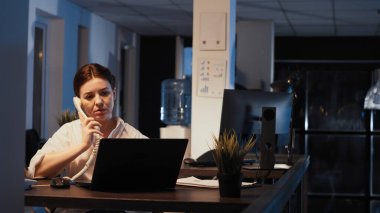 Yetkili bayan yönetici sabit hattan arıyor, gece geç saatlere kadar çalışıp dizüstü bilgisayardaki sunumu planlıyor. Yönetici hisseleri üzerinde çalışmak için finansal veri araştırması kullanılıyor.