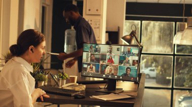 Çalışan web kamerasındaki çevrimiçi konferans toplantısına katılıyor, bilgisayardaki iş arkadaşlarıyla konuşmak için uzaktan görüntülü arama telekonferansı kullanıyor. İnternet video konferansında sohbet..