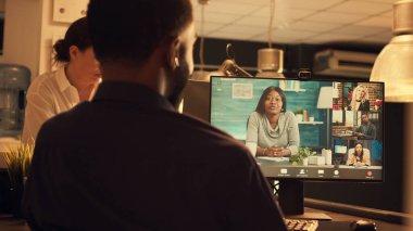Bilgisayarda online video görüşmesine katılan bir ofis çalışanı web kamerası telekonferansında insanlarla konuşuyor. Gün batımında uzaktan konuşmak için video konferans çağrısını kullanmak.