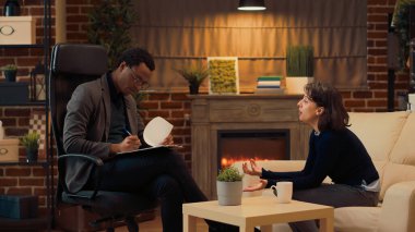 Afrika kökenli Amerikalı erkek, kadınlara danışmanlık yapıyor, evlilik sorunlarını çözmek için danışmanlık yapıyor. Hasta danışman ile görüştüğünde çatışma ve ilişkiden şikayetçi..