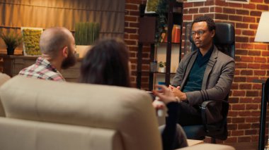 İlişki sorunları olan mutsuz insanlara danışmanlık yapan psikolog, yardım için profesyonel danışmanlık tavsiyesi veriyor. Psikiyatrla çift terapisi seansına katılacağım. El kamerasıyla..