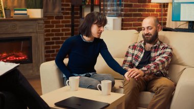 Psikiyatrla yapılan danışmanlık seansından sonra el ele tutuşan evli insanlar uzlaşmanın ve evlilik sorunlarını çözmenin tadını çıkarıyorlar. Danışmanla terapi toplantısı. Kapat..