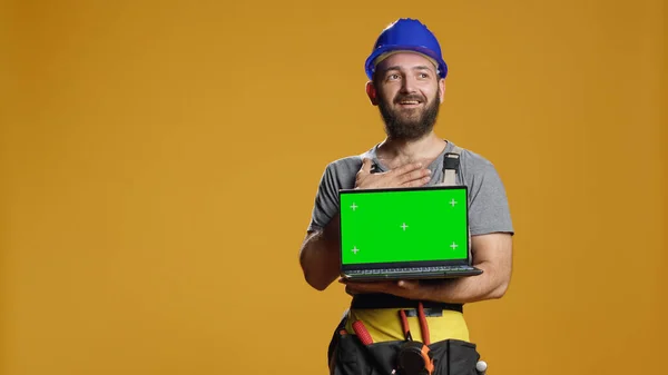 Portrait Eines Reparateurs Der Laptop Mit Greenscreen Display Hält Werbung — Stockfoto