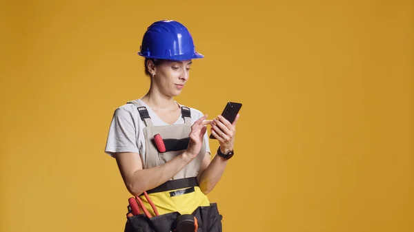 Portret Van Vrouwelijke Ingenieur Met Behulp Van Smartphone Surfen Internet — Stockfoto
