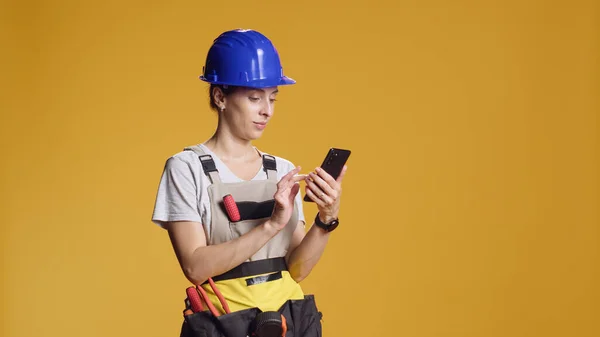 Retrato Mulher Engenheira Usando Smartphone Para Navegar Internet Encontrar Inspiração — Fotografia de Stock