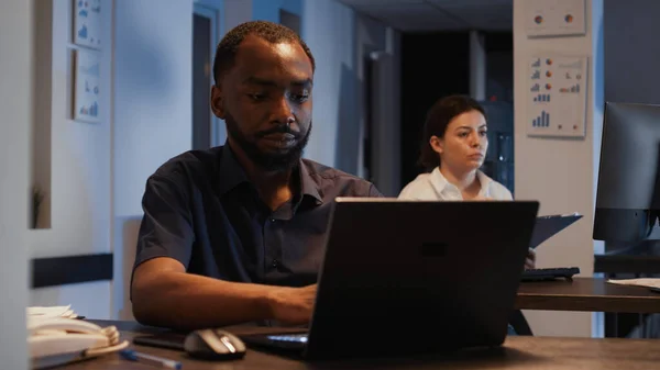 Africký Američan Pracuje Laptopu Startovací Kanceláři Analyzuje Data Internetu Pozdě — Stock fotografie