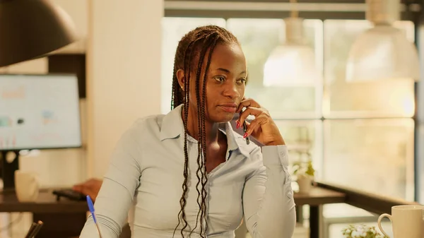 아프리카 미국인 매니저는 스마트폰 통화를 통신을 동료들 통화를 합니다 사무실에서 — 스톡 사진