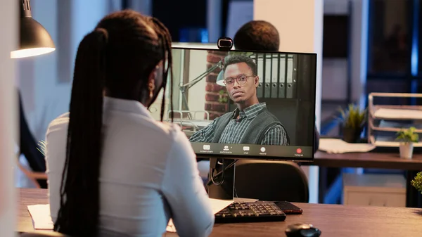 Mulher Negócios Assistindo Videocall Reunião Line Com Homem Falando Videoconferência — Fotografia de Stock