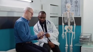 Sağlık kontrolünde tıbbi form imzalayan yaşlı bir hasta, hastalık teşhisini tedavi etmek için sağlık kontrolü yapıyor. Sağlık merkezindeki danışmanlık randevusunu imzalamak için rapor kullanmak..