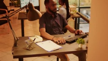 Başlangıç çalışanı gün batımında ofisteki insanlarla konuşmak için ev telefonu kullanıyor. Yöneticiyle uzaktan konuşmak için kablosuz telefon görüşmesine cevap vermek, bilgisayardaki iş raporu üzerinde çalışmak.