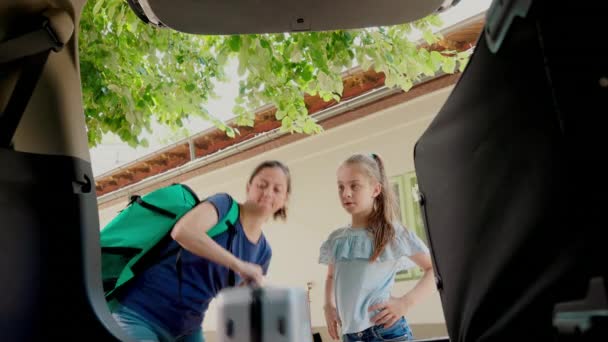 Мать Дочь Отправляются Летние Каникулы Экскурсию Положив Багаж Багажник Автомобиля — стоковое видео