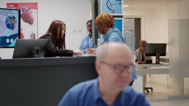 Paciente Afroamericano Rellenando Informe Médico Antes Del Examen Consulta Con — Vídeos de Stock