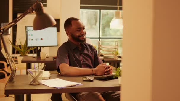 Gerente Proyecto Que Asiste Reunión Videocall Ordenador Hablando Teleconferencia Remota — Vídeos de Stock