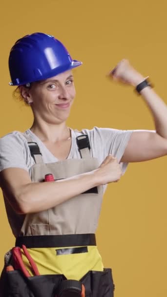 Vídeo Vertical Mulher Forte Empoderada Flexionando Músculos Braço Estúdio Preparando — Vídeo de Stock