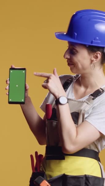 Κάθετη Βίντεο Ισχυρή Γυναίκα Ανάδοχος Δείχνει Οθόνη Πρασίνου Στο Smartphone — Αρχείο Βίντεο