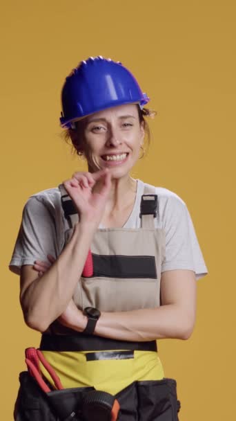 Függőleges Videó Építőmunkás Portréja Néma Jelekkel Reklámcsenddel Magánéleti Gesztussal Női — Stock videók