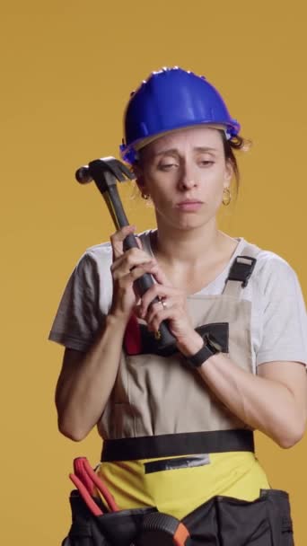 Függőleges Videó Egy Erős Női Építész Portréja Akinek Fejfájása Van — Stock videók