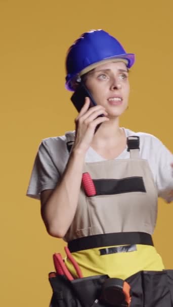 Вертикальне Відео Жінка Підрядник Розмовляє Мобільному Телефоні Перед Початком Реконструкції — стокове відео
