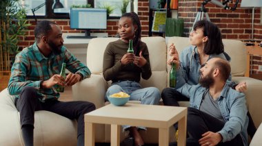 Çeşitli insanlar anılar hakkında konuşuyor ve oturma odasında gülüyorlar, eğleniyorlar ve bira içiyorlar. Sohbet etmek, muhabbet etmek, arkadaşlık pozitifliğinin tadını çıkarmak. Üçayak atışı.